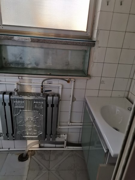 缤纷上街附近的一楼出租，家具家电齐全