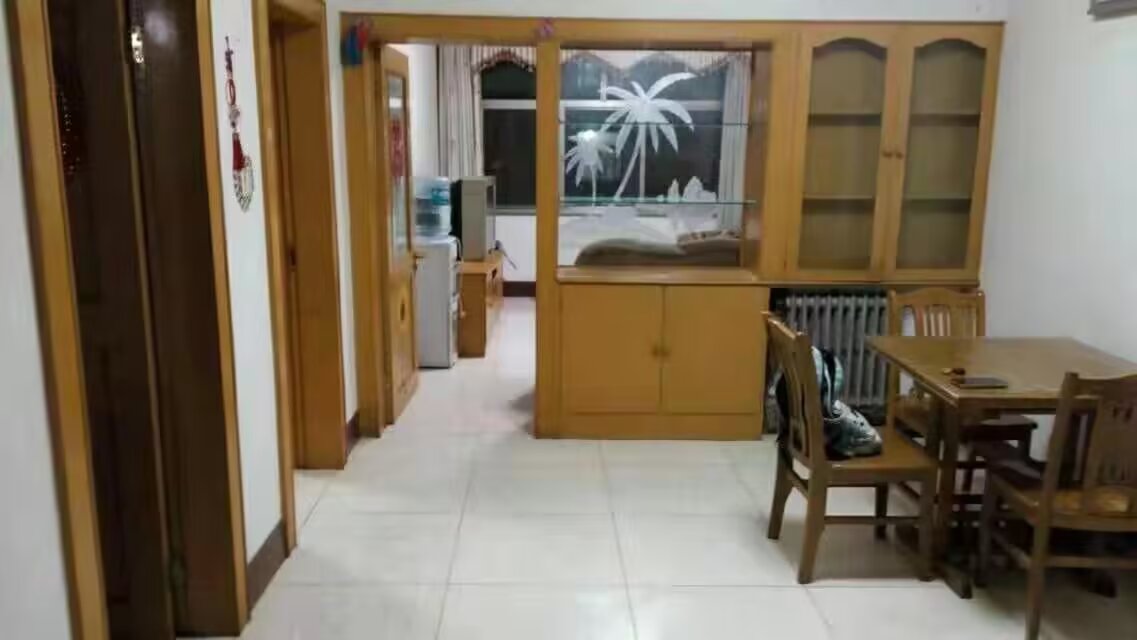 大潤(rùn)發(fā)肯德基門往北500米路東