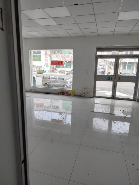 文登區(qū)峰山路五龍街北家家悅超市路南自家吉樓一樓門市房出租，剛