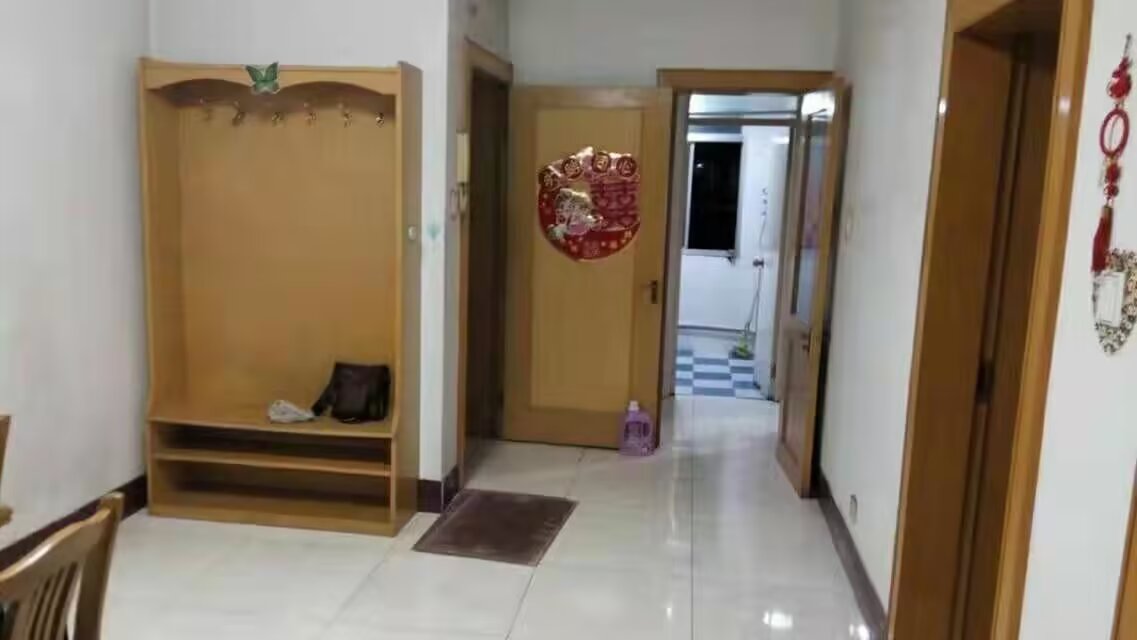 大润发肯德基门往北500米路东
