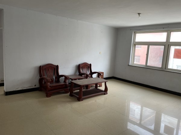 出租宋家街小区住人三楼130平有草屋，三室一厅一卫