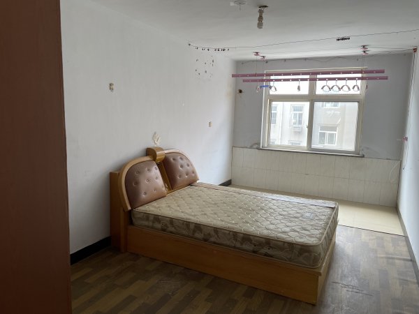 出租宋家街小区住人三楼130平有草屋，三室一厅一卫