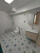 香水小区住人三楼92.5平三室精装31.8万
