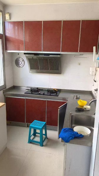 出租燕南街住人一楼118.11平3室家具家电齐全，月租900