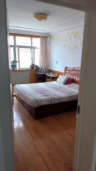 燕南街住人一樓118.11平3室家具家電齊全，月租900元。